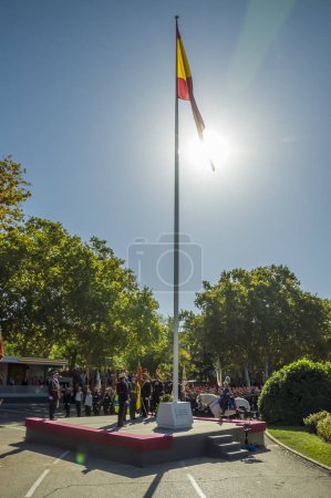 Téléchargez les photos : Saluant le drapeau espagnol devant le soleil, quelque 4 100 militaires ont participé au défilé militaire de la fête nationale, dont le roi Felipe VI, la reine Letizia et la princesse Leonor, à Madrid. - en image libre de droit