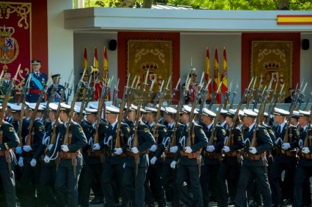 Téléchargez les photos : Des marins en marche, quelque 4 100 militaires ont participé au défilé militaire de la Journée nationale, y compris le roi Felipe VI, la reine Letizia et la princesse Leonor, à Madrid Espagnei. - en image libre de droit