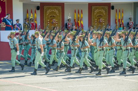 Téléchargez les photos : Légion espagnole saluant le roi Felipe VI, quelque 4 100 militaires ont participé au défilé militaire de la fête nationale, y compris le roi Felipe VI, la reine Letizia et la princesse Leonor, à Madrid Espagne.i - en image libre de droit