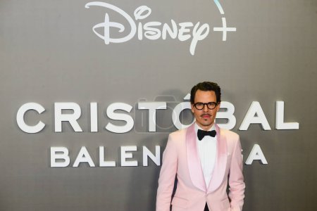 Téléchargez les photos : Juan Avellaneda a assisté et posé lors du photocall pour les médias lors de la première de la série Disney +, Cristobal Balenciaga, basé sur la vie du designer espagnol de haute couture, Balenciaga, au Cine Callao, Madrid Espagne. - en image libre de droit