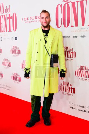Téléchargez les photos : Eduardo Navarrete vu posant lors de la première du film comique espagnol La reine du couvent au Cine Callao à Madrid Espagne. - en image libre de droit
