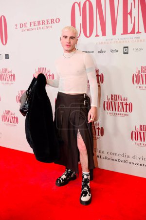 Foto de Roi Porto posando durante el estreno de la comedia española La reina del convento en el Cine Callao de Madrid España. - Imagen libre de derechos