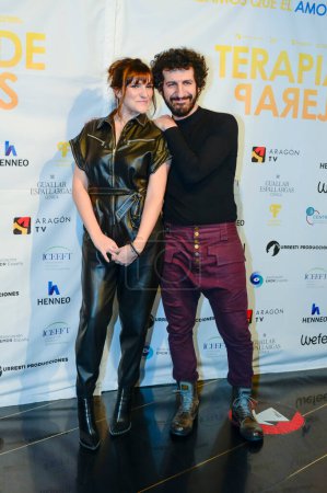 Téléchargez les photos : Rozalen et Marwan ont posé sur le tapis rouge photocall lors de la première du documentaire espagnol sur l'amour, thérapie de couple, Terapia de parejas. au Palacio de la Prensa Madrid Espagne 8 février 2024. - en image libre de droit