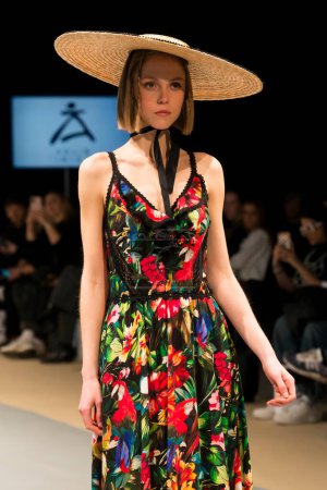 Foto de Tony Bonet, miembro del grupo de moda Adlib Ibiza, presentó su colección en la pasarela durante el Salon de Moda en Madrid, MOMAD2024 en IFEMA, Madrid España 9 de febrero de 2024. - Imagen libre de derechos
