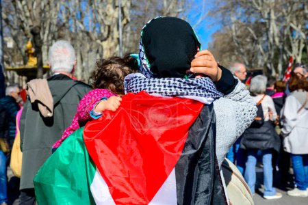Foto de Partidarios y activistas durante la manifestación en apoyo de los palestinos y una Palestina libre en el centro de Madrid España. Madrid España 17 de febrero de 2024 - Imagen libre de derechos
