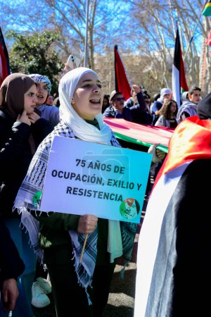 Téléchargez les photos : Sponsors et militants lors de la manifestation en faveur des Palestiniens et d'une Palestine libre dans le centre de Madrid Espagne. Madrid Espagne 17 février 2024 - en image libre de droit