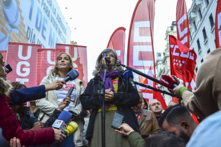 Téléchargez les photos : Paloma Lopez, CCOO Madrid Secrétaire général vu avant la traditionnelle manifestation du 1er mai Journée internationale du travail organisée par les syndicats, CCOO, Comisiones Obreras, Commissions ouvrières, UGT, Union générale de Trabajadores, dans le centre de - en image libre de droit