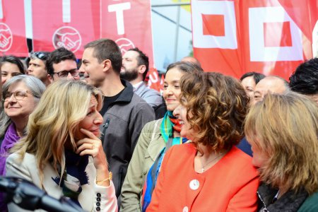 Foto de Yolanda Díaz y María Jesús Montero ante la tradicional manifestación del 1 de mayo del Día Internacional del Trabajo organizada por los sindicatos, CCOO, Comisiones Obreras, Comisiones de Trabajadores, UGT, Unión General de Trabajadores, en el centro de Madrid - Imagen libre de derechos