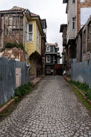 Téléchargez les photos : ISTANBUL, TURQUIE - 23 MARS 2023 : Rue avec vieilles maisons résidentielles traditionnelles et trottoir en filigrane - en image libre de droit
