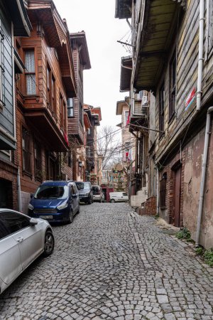 Téléchargez les photos : ISTANBUL, TURQUIE - 23 MARS 2023 : Rue avec vieilles maisons résidentielles traditionnelles et trottoir en filigrane - en image libre de droit