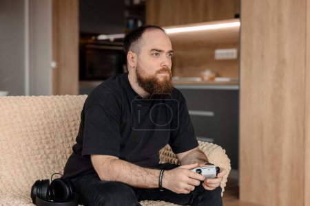 Foto de Jugador masculino jugando en la consola en su casa. - Imagen libre de derechos