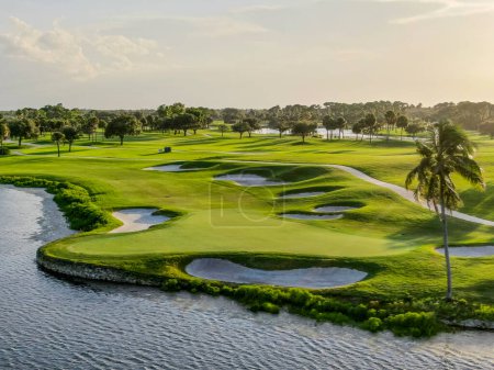 Téléchargez les photos : Beau terrain de golf en Floride, vues sereines, fairways relaxants, lacs et verts à PGA National - en image libre de droit