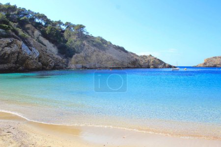Téléchargez les photos : Ibiza, Formentera, Majorca and Menorca have heavenly beaches where you can sunbathe in total freedom. Some hidden coves where it is possible to practice nudism and naturism. - en image libre de droit