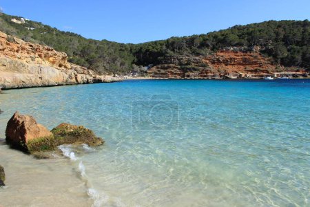Téléchargez les photos : Ibiza, Formentera, Majorca and Menorca have heavenly beaches where you can sunbathe in total freedom. Some hidden coves where it is possible to practice nudism and naturism. - en image libre de droit