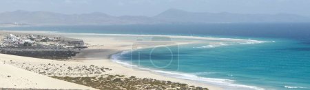 Téléchargez les photos : The lonely and empty white beach of the south coast of Fuerteventura. Perfect for nudism and naturism lovers. Where it is possible to sunbathe without clothes and in total freedom and tranquility. - en image libre de droit
