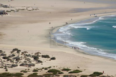 Téléchargez les photos : The lonely and empty white beach of the south coast of Fuerteventura. Perfect for nudism and naturism lovers. Where it is possible to sunbathe without clothes and in total freedom and tranquility. - en image libre de droit