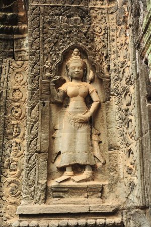 Eine detaillierte Skulptur einer Göttin, in Sandstein gemeißelt in Angkor Wat, Siem Reap, Kambodscha. Das Kunstwerk veranschaulicht traditionelle Khmer-Architektur und religiöse Kunst.