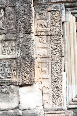 Téléchargez les photos : Explorez des sculptures antiques exquises sur pierre représentant des scènes mythologiques et culturelles à Angkor Wat au Cambodge à Siem Reap.. - en image libre de droit