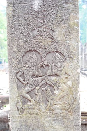 Esta imagen captura relieves de piedra intrincadamente tallados en Angkor Wat en Siem Reap, Camboya, que representan escenas históricas y míticas.