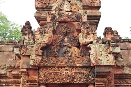 Una talla en piedra de un hombre tocando un instrumento musical en Siem Reap Angkor Wat Camboya. La talla está en un edificio con muchos detalles