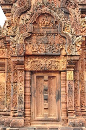 Detaillierte Nahaufnahme der aufwendigen Steinschnitzereien an einer Tempeltür in Angkor Wat, Siem Reap, Kambodscha. Historisches Handwerk und religiöse Kunst.