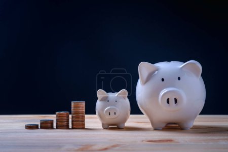 Geldmünzstapel wächst mit Sparschwein-Sparkonzept, Unternehmensfinanzierung und Geldanlage