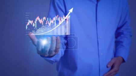 Geschäftsmann oder Händler, die wachsende virtuelle Hologramm-Aktien, Planung analysieren Indikator und Strategie kaufen und verkaufen, in den Handel investieren Aktienmarkt. 