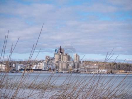 Foto de Gran fábrica de cemento junto al hermoso mar. Foto de alta calidad - Imagen libre de derechos