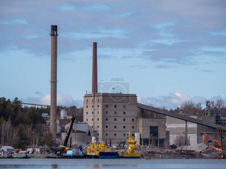 Foto de Gran fábrica de cemento junto al hermoso mar. Foto de alta calidad - Imagen libre de derechos