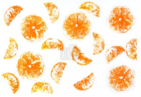Téléchargez les photos : Aquarelle Mandarin orange tranches motif sans couture, dessiné à la main agrumes lumineux sur fond blanc. Morceaux de fruits tropicaux de forme différente, ronds et demi, texture colorée pour la conception, papier peint. - en image libre de droit