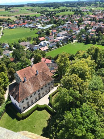 Vista aérea de los andeks. Pueblo alemán, vista desde la torre del monasterio Andechs, vertical
