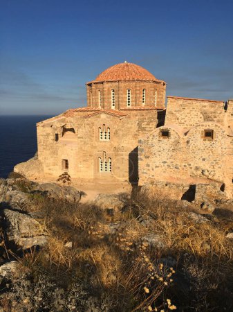Die orthodoxe Hagia Sophia in Monemvasia und der Peloponnes in Griechenland. Steht auf dem höchsten Punkt des großen Felsens der Monemvasia Burgstadt. Es wurde in eine Moschee und ein katholisches Kloster umgewandelt