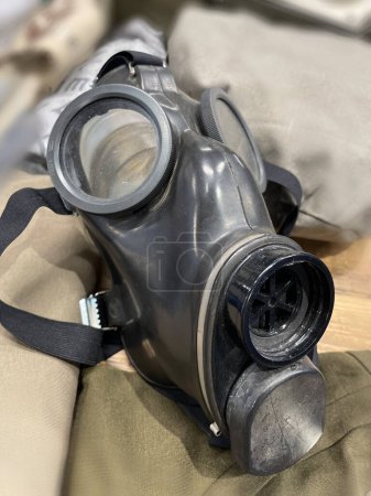Masque à gaz noir. Ancien masque à gaz militaire