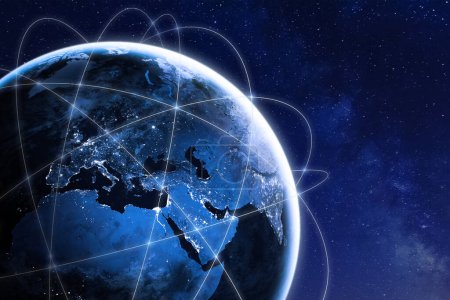 Concepto de conectividad global con líneas de conexión de redes de comunicación alrededor del planeta Tierra vistas desde el espacio, órbita satelital, luces de ciudades en Europa, algunos elementos de la NASA
