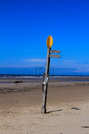 Téléchargez les photos : La vue sur la plage de Formby (Victoria Road Beach) ou les dunes de Formby à Liverpool, Royaume-Uni par temps ensoleillé. Ville dans le comté de Merseyside dans le nord-ouest de l'Angleterre. Y compris les célèbres dunes de sable. Nature, scène de voyage - en image libre de droit