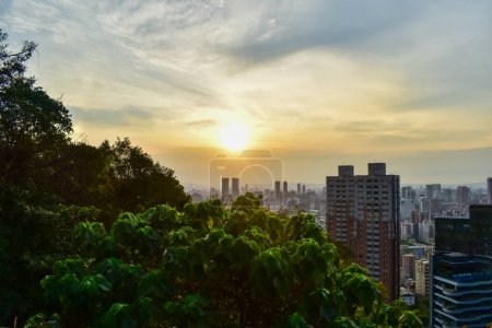 Vue aérienne de la skyline de la ville de Taipei avec un beau soleil au coucher du soleil depuis Xiangshan Elephant Mountain. Beau paysage et paysage urbain du centre-ville de Taipei et belle scène de la nature.
