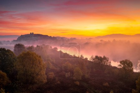 Hermoso amanecer sobre la Abadía Benedictina, cerca de Cracovia, Polonia. Niebla y colorido amanecer