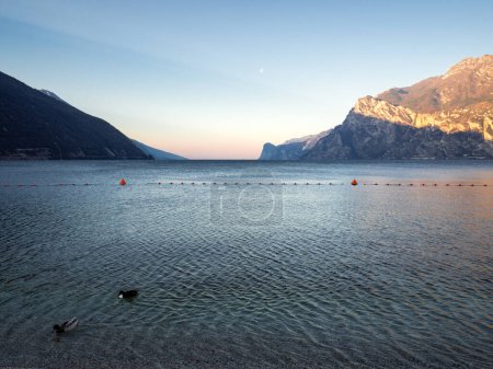 Foto de Mañana en Torbole, en el lago de Garda. Salida del sol sobre el lago de Garda. Una mañana tranquila en el paraíso. Trentino alto adige, Italia. - Imagen libre de derechos