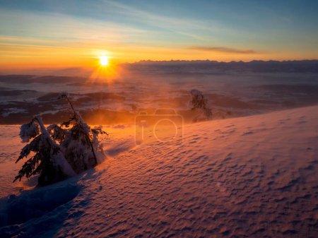 Lever de soleil dans les montagnes Beskids, Babia gra. Une matinée la plus froide de la vie et simultanément l'une des plus belles matinées de la vie. Rayons du soleil illuminant les montagnes Babia.
