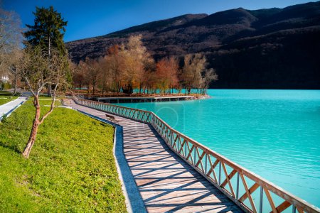 Lago di Barcis im Herbst. Dieser wirklich erstaunliche Ort liegt in der Nähe von Belluno, Dolomiten. Erstaunlich azurblaues Wasser, wie in den Tropen.