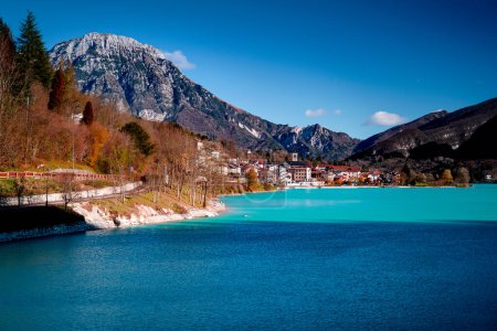 Lago di Barcis. Este lugar realmente increíble se encuentra cerca de Belluno, Dolomiti. Agua de color azul en los Alpes italianos.