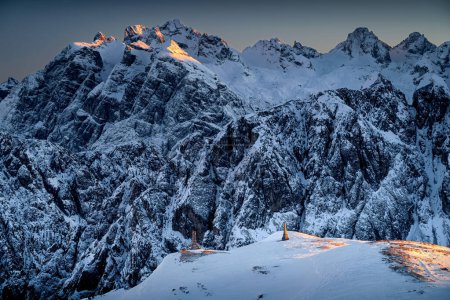 Vista de los picos increíbles de las montañas más bellas de Europa, un lugar cerca del lago Misurina anana. Los altos picos de los Dolomitas y Monumento ai Caduti. 