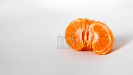 Téléchargez les photos : Fresh orange and slices of tangerines on white background - en image libre de droit