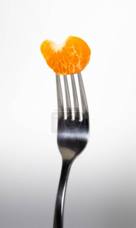 Foto de Fresh and ripe orange fruit on plate on white background close up - Imagen libre de derechos