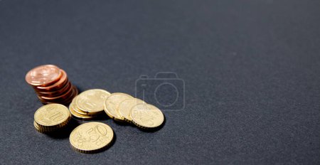 Foto de Monedas sobre fondo negro - Imagen libre de derechos