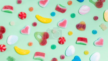 Téléchargez les photos : Bonbons colorés sur fond blanc - en image libre de droit