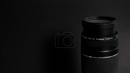 Téléchargez les photos : Objectif caméra sur fond noir avec espace de copie. Focus sur l'objectif. - en image libre de droit