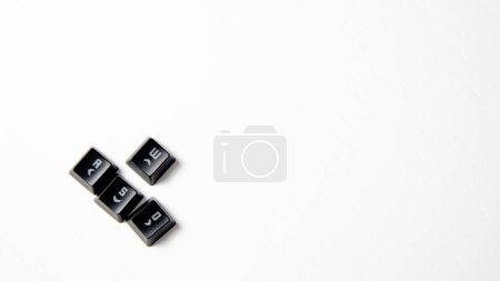 Téléchargez les photos : Clés d'ordinateur noires sur fond blanc avec lettres w, a, d et s. Clés de jeu. Avec espace pour le texte - en image libre de droit
