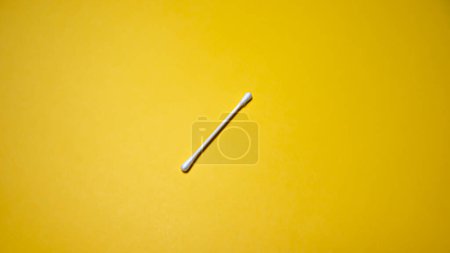 Foto de Hisopo de algodón sobre un fondo amarillo. Primer plano. - Imagen libre de derechos