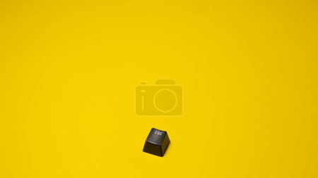 Foto de Teclado de ordenador negro aislado sobre fondo amarillo. Copiar espacio para texto. - Imagen libre de derechos